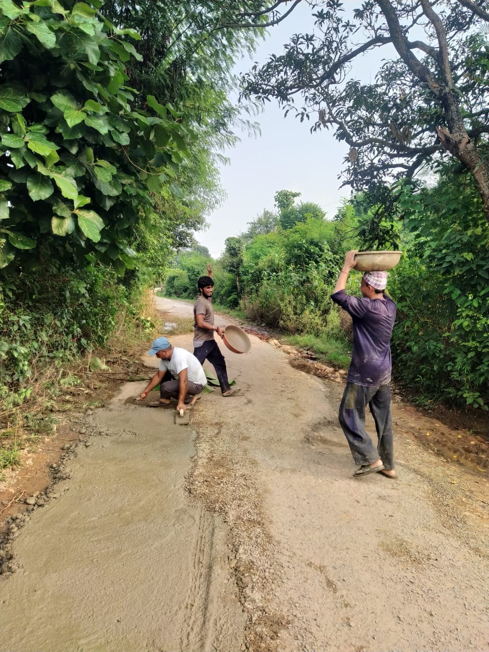 काथल से गियोरा-राजा का बाग तक जाने वाली उखड़ी सड़क को स्वयं ठीक करते हुए युवा। स्रोत: जागरूक पा
