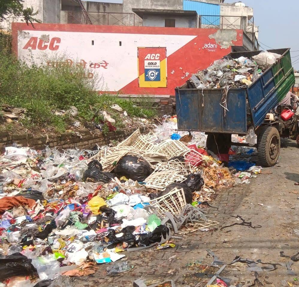 कूड़े की ट्राली को खाली कराते हड़ताल पर चल रहे कर्मचारी। स्वयं