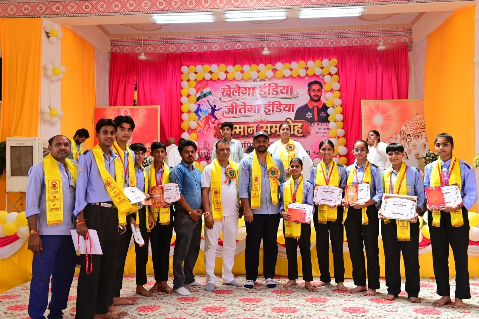 खिलाड़ियों को सम्मानित करते मुख्य अतिथि अमित नरवाल व ब्रह्माकुमारी बहन आशा। विज्ञप्ति खिलाड़ियों को सम्मानित करते मुख्य अतिथि अमित नरवाल व ब्रह्माकुमारी बहन आशा। विज्ञप्ति