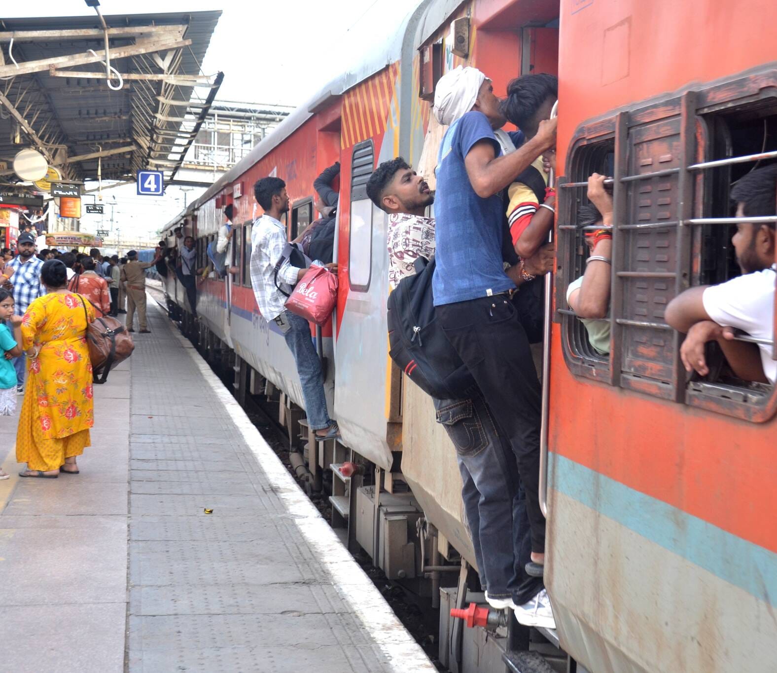 खिड़की से बस और ट्रेन में चढ़ते यात्री। संवाद खिड़की से बस और ट्रेन में चढ़ते यात्री। संवाद