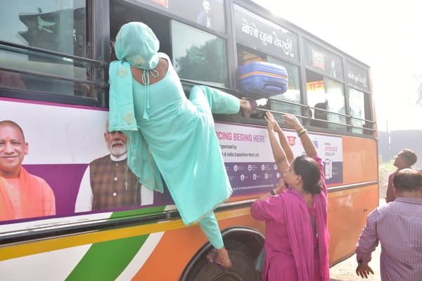 खिड़की से बस और ट्रेन में चढ़ते यात्री। संवाद खिड़की से बस और ट्रेन में चढ़ते यात्री। संवाद