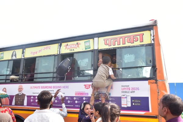 खिड़की से बस और ट्रेन में चढ़ते यात्री। संवाद खिड़की से बस और ट्रेन में चढ़ते यात्री। संवाद