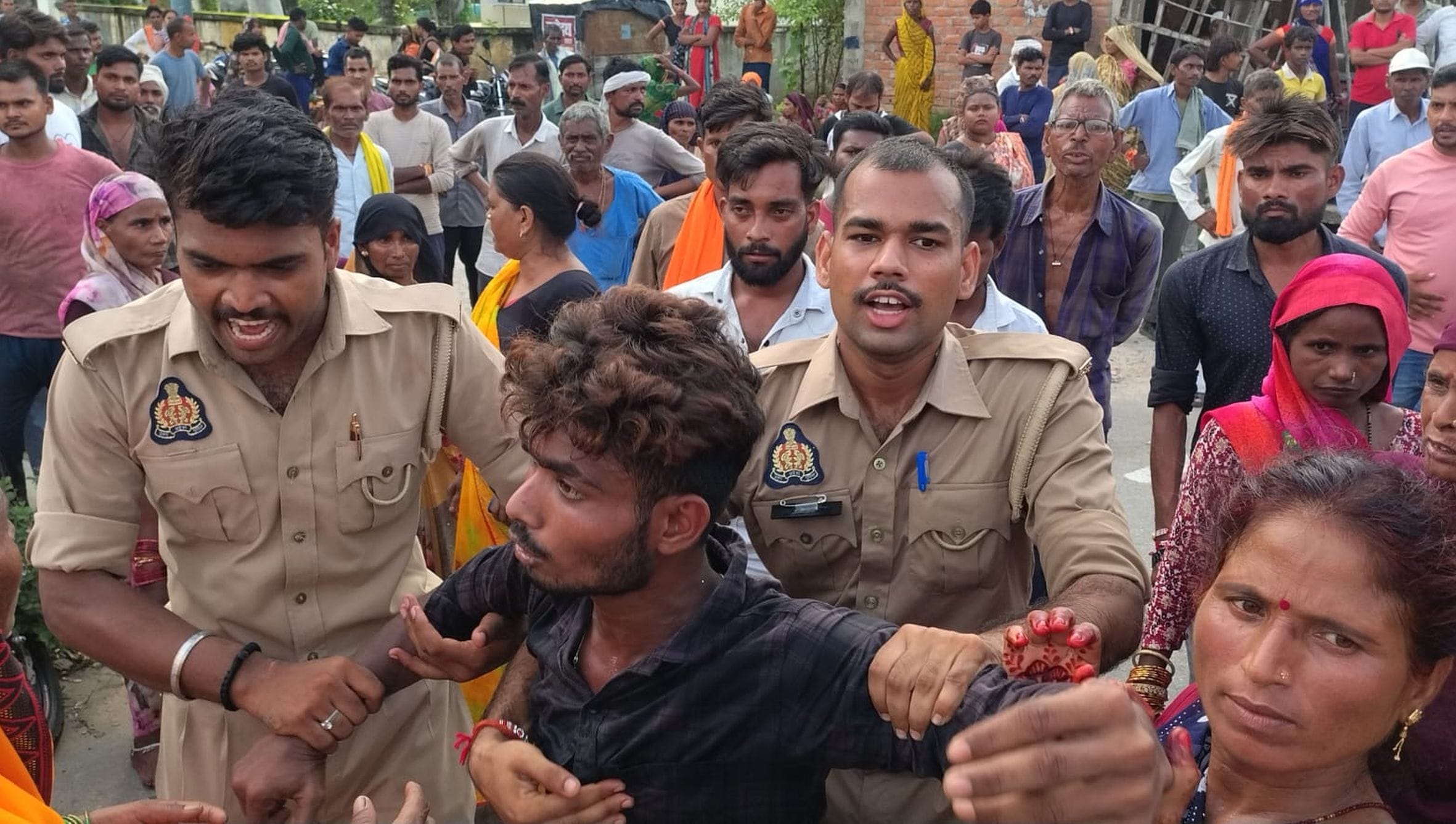 लखनऊ-प्रयागराज हाईवे पर जाम लगाई महिलाओं को फटकार लगाता पुलिसकर्मी। लखनऊ-प्रयागराज हाईवे पर जाम लगाई महिलाओं को फटकार लगाता पुलिसकर्मी।