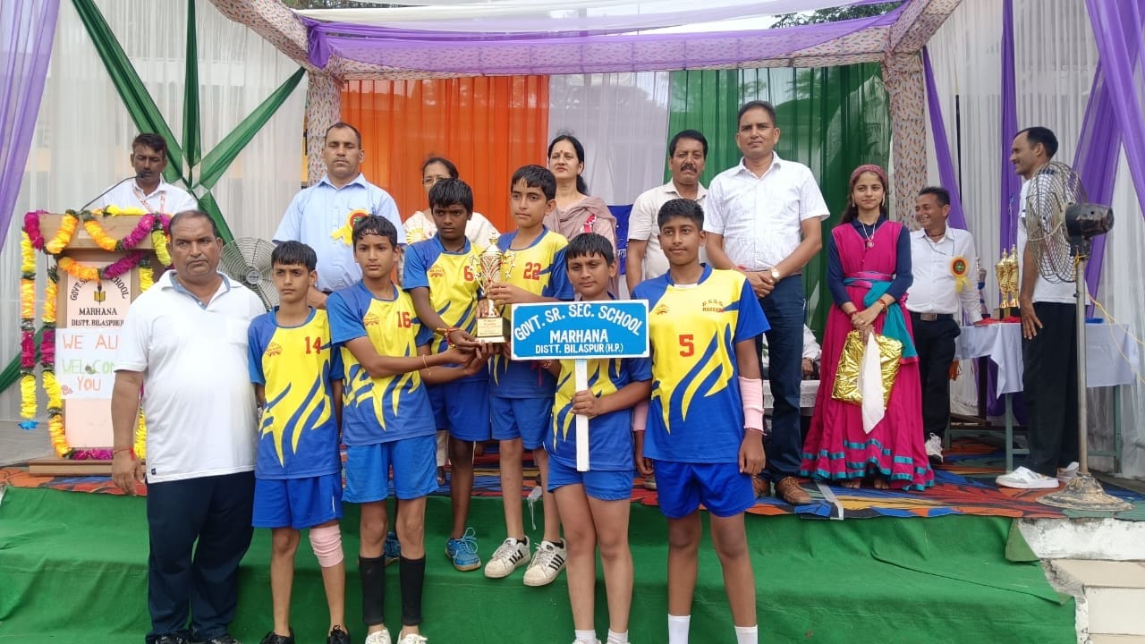मरहाणा स्कूल में आयोजित खेलकूद प्रतियोगिता के समापन समारोह में विजेता टीमों को सम्मानित करते हु