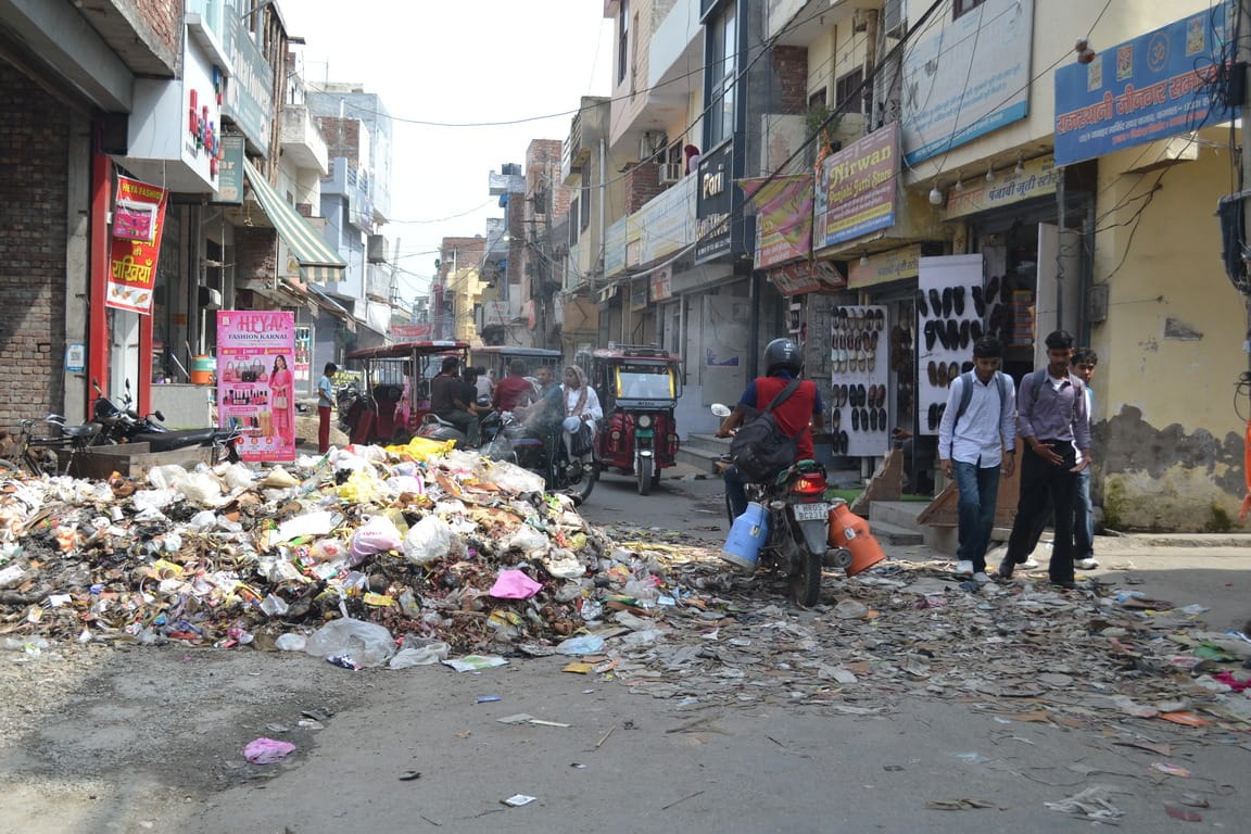नेहरू पैलेस में पड़ा जला हुआ कूड़ा। संवाद