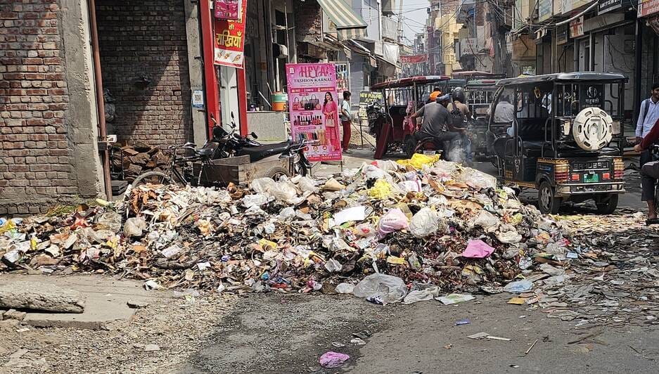 नेहरू पैलेस में पड़ा जला हुआ कूड़ा। संवाद