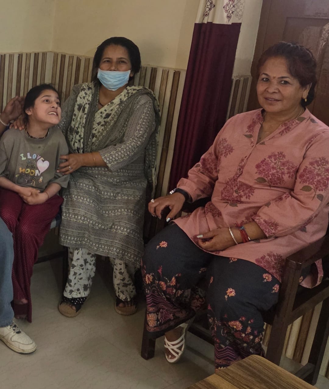 नायब तहसीलदार कृष्णगढ़ को अपनी दिव्यांग दिशिका के दस्तावेज देती माँ सुषमा , वही तहसील कार्यालय क नायब तहसीलदार कृष्णगढ़ को अपनी दिव्यांग दिशिका के दस्तावेज देती माँ सुषमा , वही तहसील कार्यालय क
