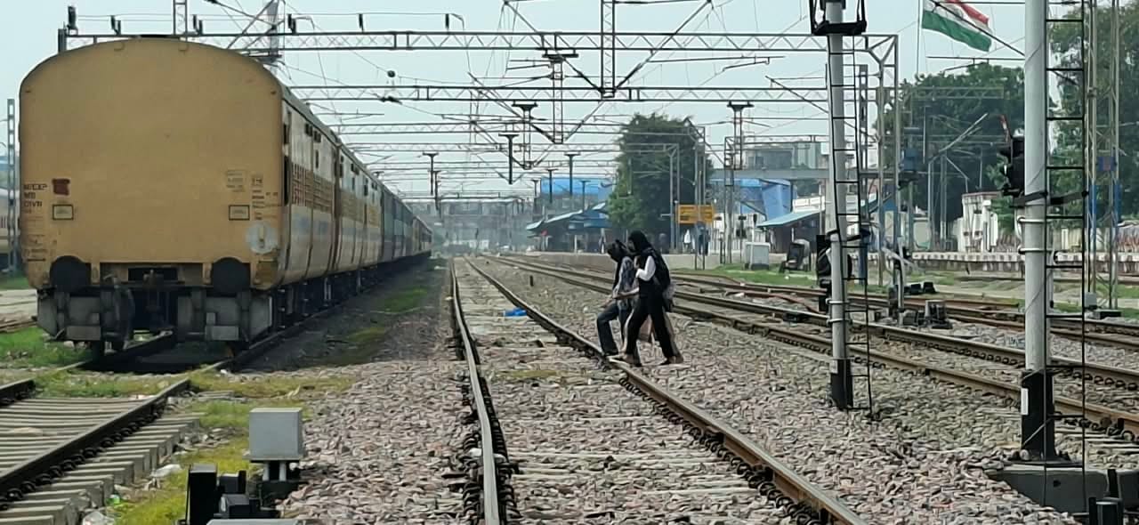 पश्चिमी यमुना नहर पुल पर बने रेल ट्रैक से बच्चे के साथ गुजरती महिला। संवाद पश्चिमी यमुना नहर पुल पर बने रेल ट्रैक से बच्चे के साथ गुजरती महिला। संवाद