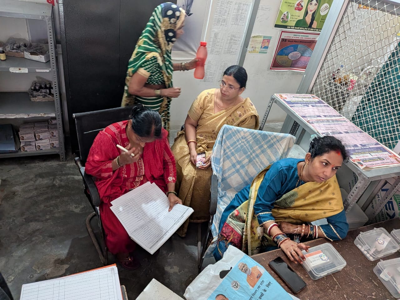पडरौना शहर के साहेबगंज में खाली पड़ी चिकित्सक की कुर्सी। संवाद