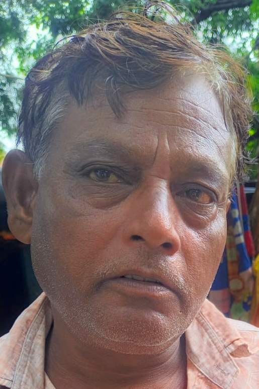 पक्का कुआं दिलाजाक में इंडिया मार्का हैंडपंप से पानी भरते मोहल्ले के लोग। संवाद