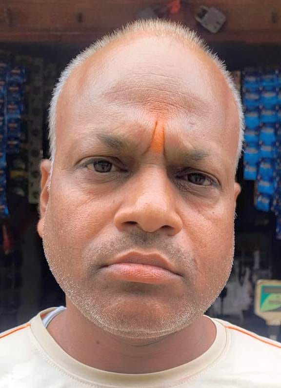 पक्का कुआं दिलाजाक में इंडिया मार्का हैंडपंप से पानी भरते मोहल्ले के लोग। संवाद
