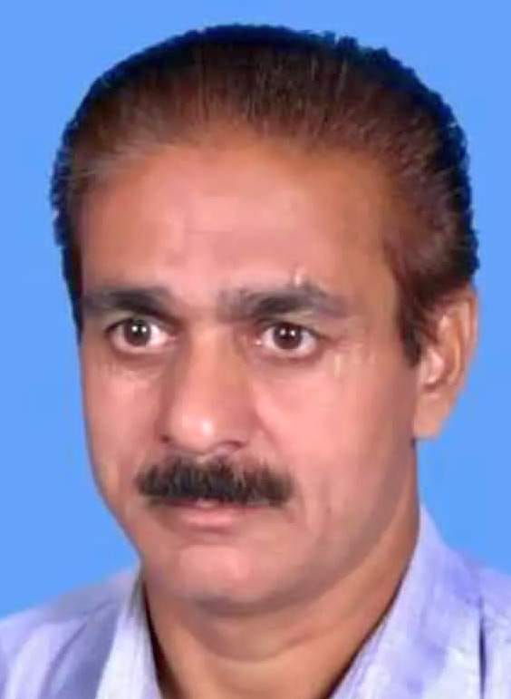 पक्का कुआं दिलाजाक में इंडिया मार्का हैंडपंप से पानी भरते मोहल्ले के लोग। संवाद
