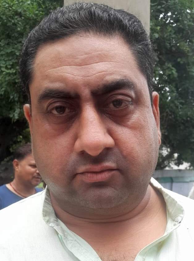 पक्का कुआं दिलाजाक में इंडिया मार्का हैंडपंप से पानी भरते मोहल्ले के लोग। संवाद