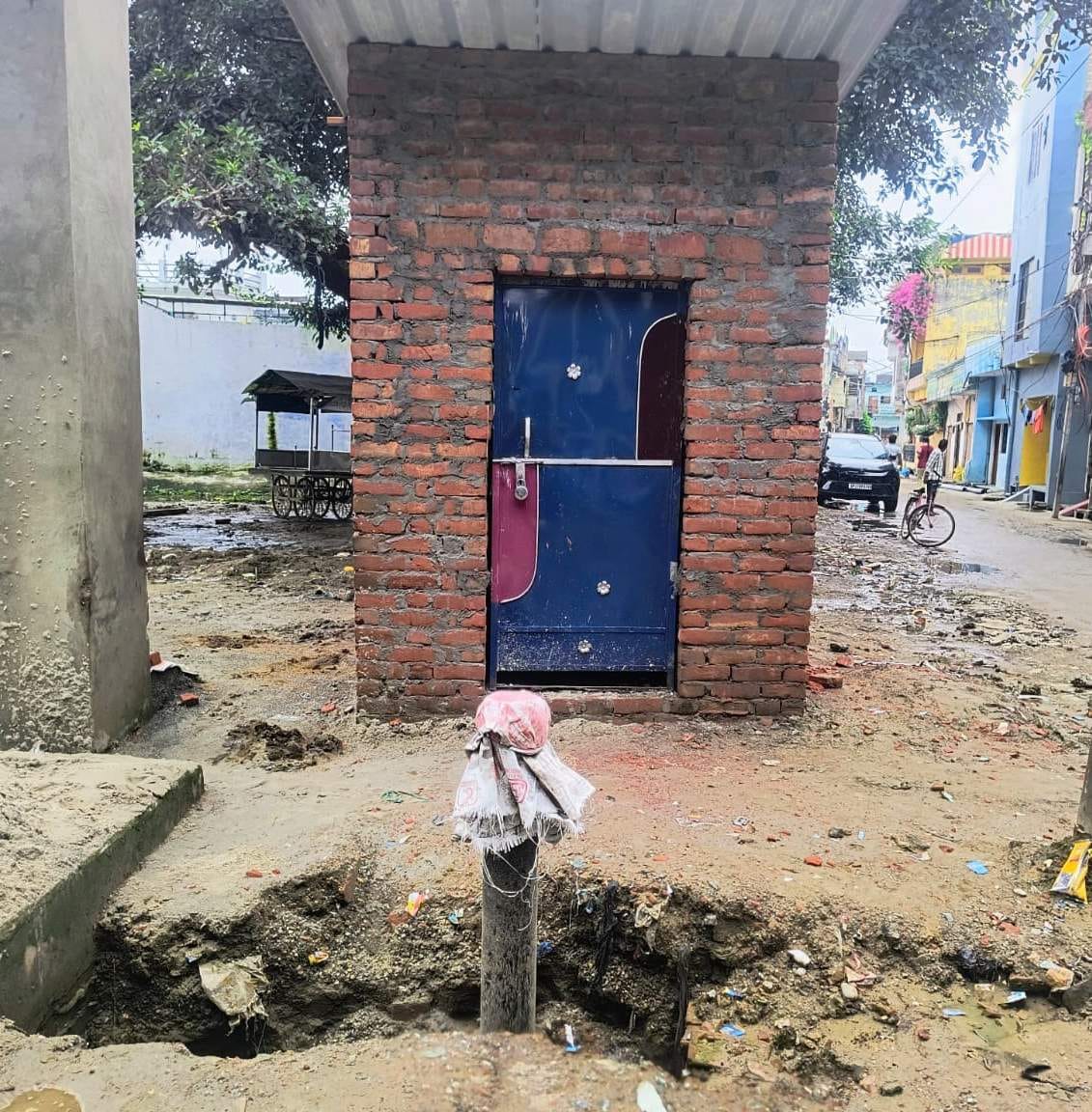 पक्का कुआं दिलाजाक में इंडिया मार्का हैंडपंप से पानी भरते मोहल्ले के लोग। संवाद