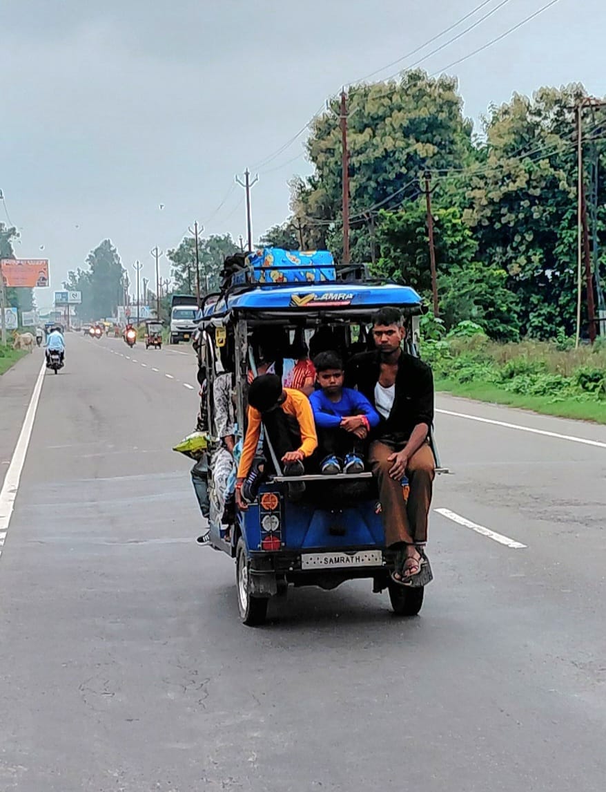 पूरनपुर हाइवे पर बोरियों से लदा अनाज ले जाता ई-रिक्शा चालक। संवाद पूरनपुर हाइवे पर बोरियों से लदा अनाज ले जाता ई-रिक्शा चालक। संवाद