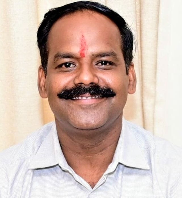  प्राथमिक विद्यालय ठेउंगा में बच्चों को पढ़ाते पंकज द्विवेदी
