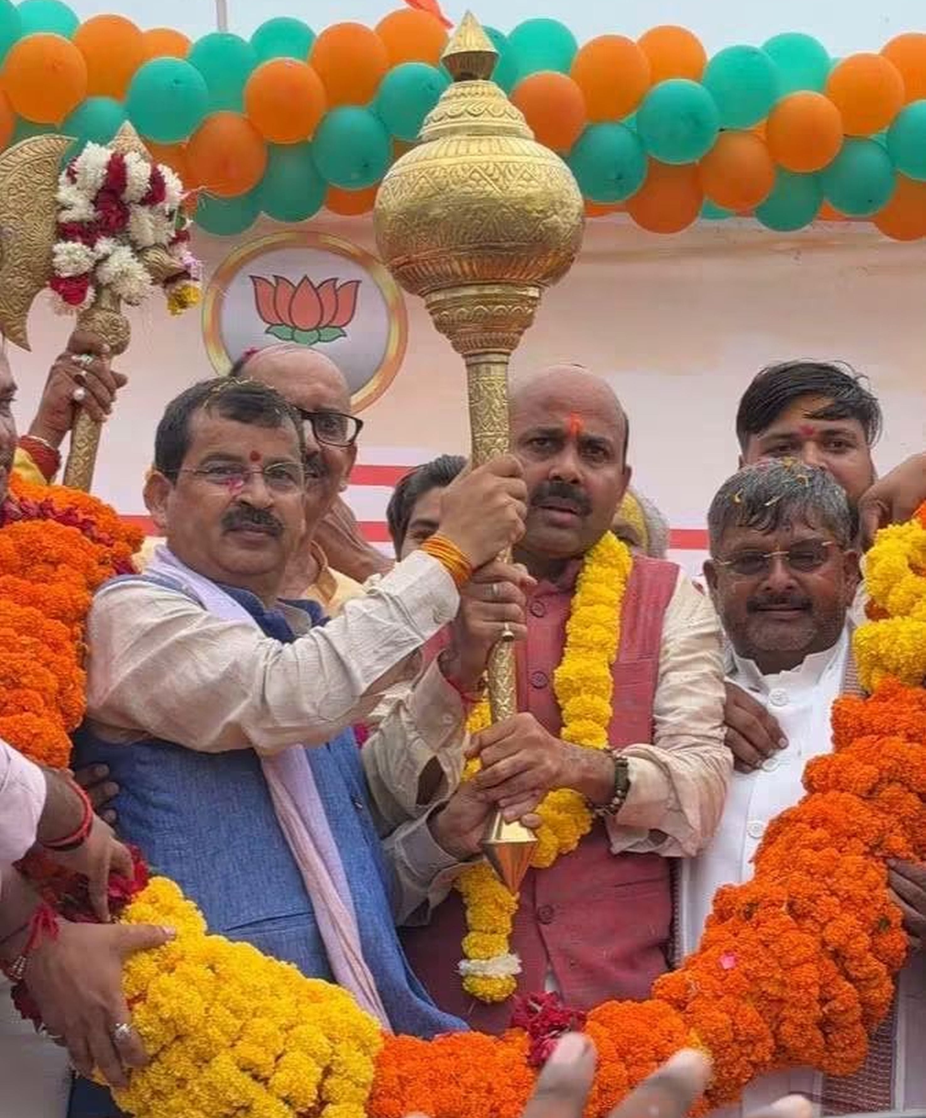 राष्ट्रीय महामंत्री हरीश द्विवेदी को गदा भेंट करते रुदौली विधायक रामचंद्र यादव व पूर्व महौपार 