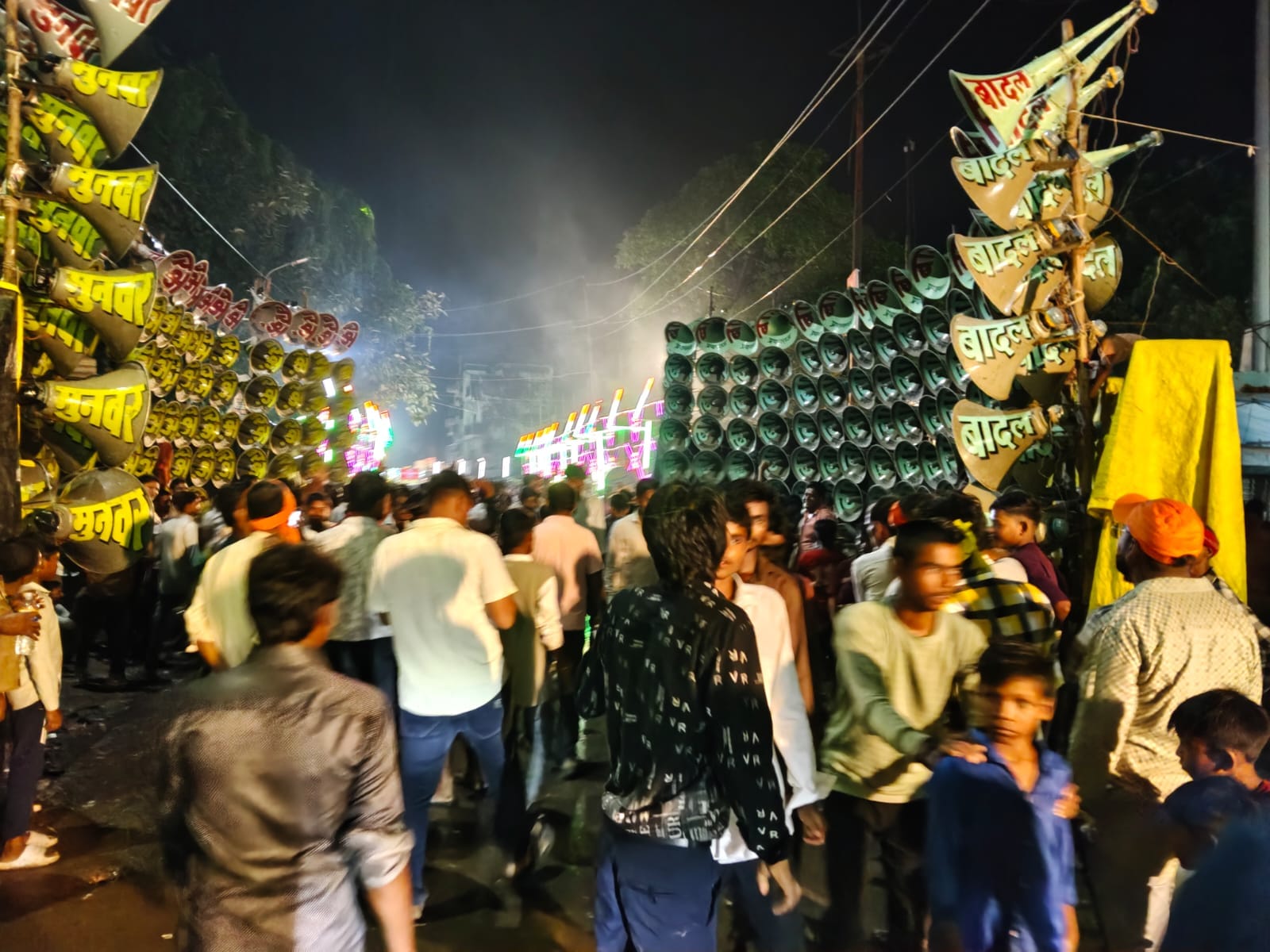 रात में मेले का लुफ्त उठाते लोग। संवाद