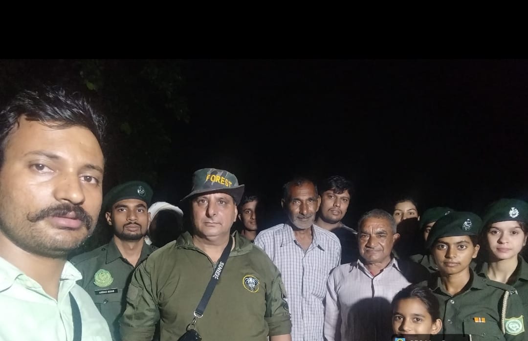 रविवार को ग्रामीणों के साथ रात्रि गश्त पर निकली वन विभाग माजरा क्षेत्र की टीम। स्रोत: विभाग रविवार को ग्रामीणों के साथ रात्रि गश्त पर निकली वन विभाग माजरा क्षेत्र की टीम। स्रोत: विभाग