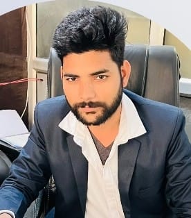 रविवार की रात अस्पताल में लगी भीड़। संवाद
