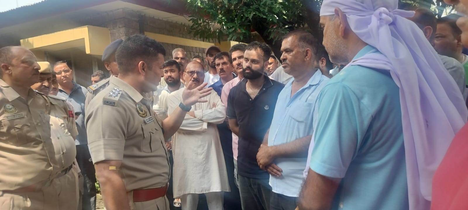 सोल बनेहड़ के अभिलाष की मौत की जांच को लेकर सड़क पर बैठकर प्रदर्शन करते परिजन और ग्रामीण। संवाद सोल बनेहड़ के अभिलाष की मौत की जांच को लेकर सड़क पर बैठकर प्रदर्शन करते परिजन और ग्रामीण। संवाद