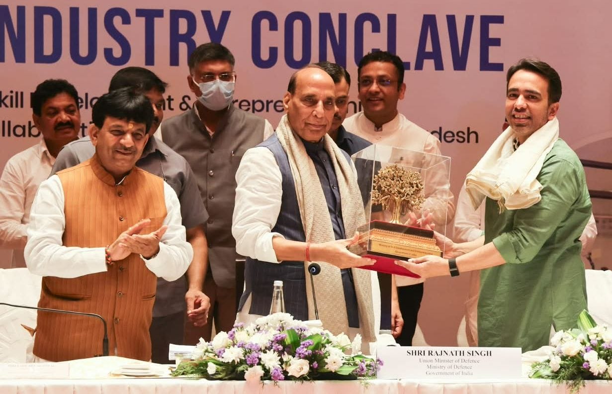 सम्मेलन में रक्षा मंत्री राजनाथ सिंह, केंद्रीय मंत्री जयंत चौधरी व अन्य। सम्मेलन में रक्षा मंत्री राजनाथ सिंह, केंद्रीय मंत्री जयंत चौधरी व अन्य।