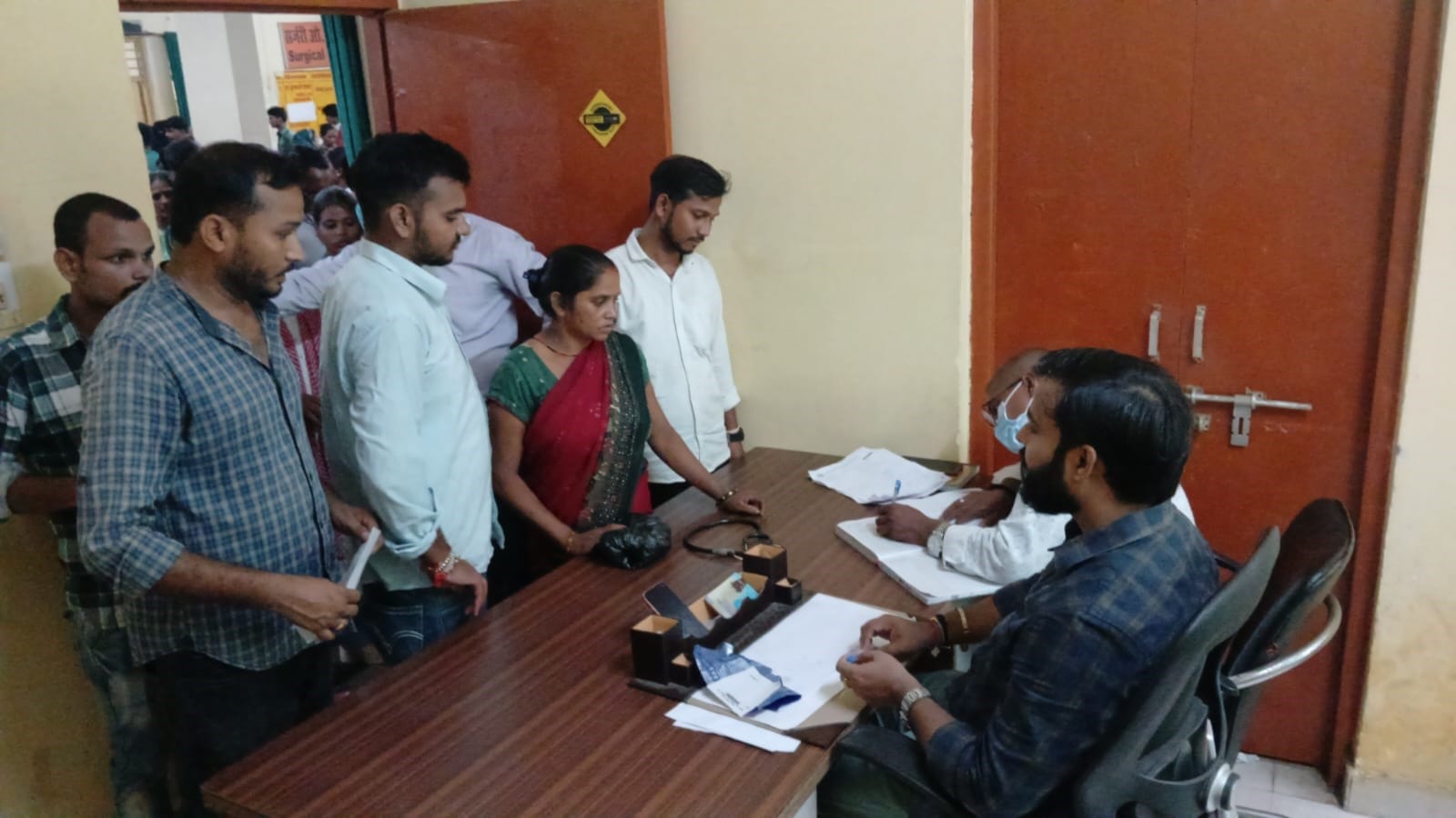 सोमवार को जिला अस्पताल में परचा काउंटर के बाहर लगी कतार। संवाद सोमवार को जिला अस्पताल में परचा काउंटर के बाहर लगी कतार। संवाद