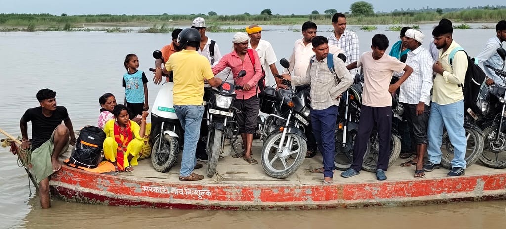 सरयू के किनारे ढ़ेमवा घाट पुल पार सुरक्षा मानको की अनदेखी कर चलाई जा रही नावे सरयू के किनारे ढ़ेमवा घाट पुल पार सुरक्षा मानको की अनदेखी कर चलाई जा रही नावे
