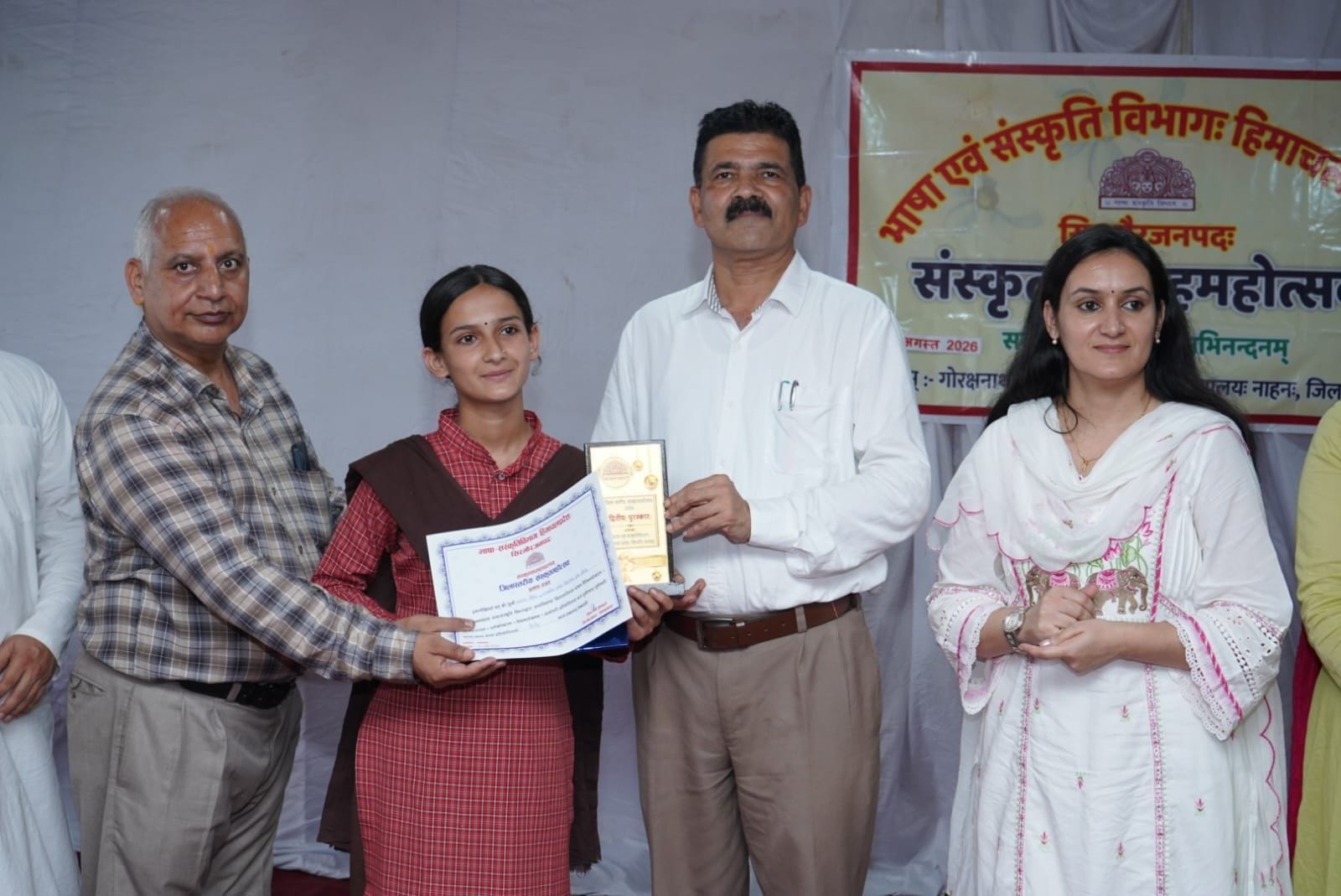 संस्कृत कॉलेज नाहन में मुख्यातिथि के साथ जिला स्तरीय संस्कृत प्रतियोगिता के विजेता विद्यार्थी। संस्कृत कॉलेज नाहन में मुख्यातिथि के साथ जिला स्तरीय संस्कृत प्रतियोगिता के विजेता विद्यार्थी।