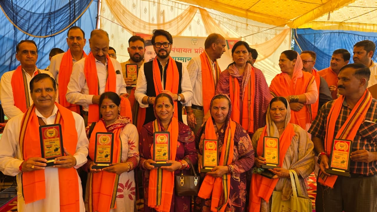 तरक्वाड़ी में आयोजित सम्मान समारोह में मौजूद पंचायत प्रतिनिधि व अन्य। संवाद तरक्वाड़ी में आयोजित सम्मान समारोह में मौजूद पंचायत प्रतिनिधि व अन्य। संवाद