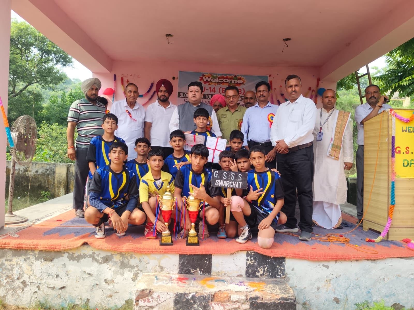 दबट स्कूल में आयोजित खंड स्तरीय खेलों में विजेता खिलाड़ियों को सम्मानित करते हुए। दबट स्कूल में आयोजित खंड स्तरीय खेलों में विजेता खिलाड़ियों को सम्मानित करते हुए।