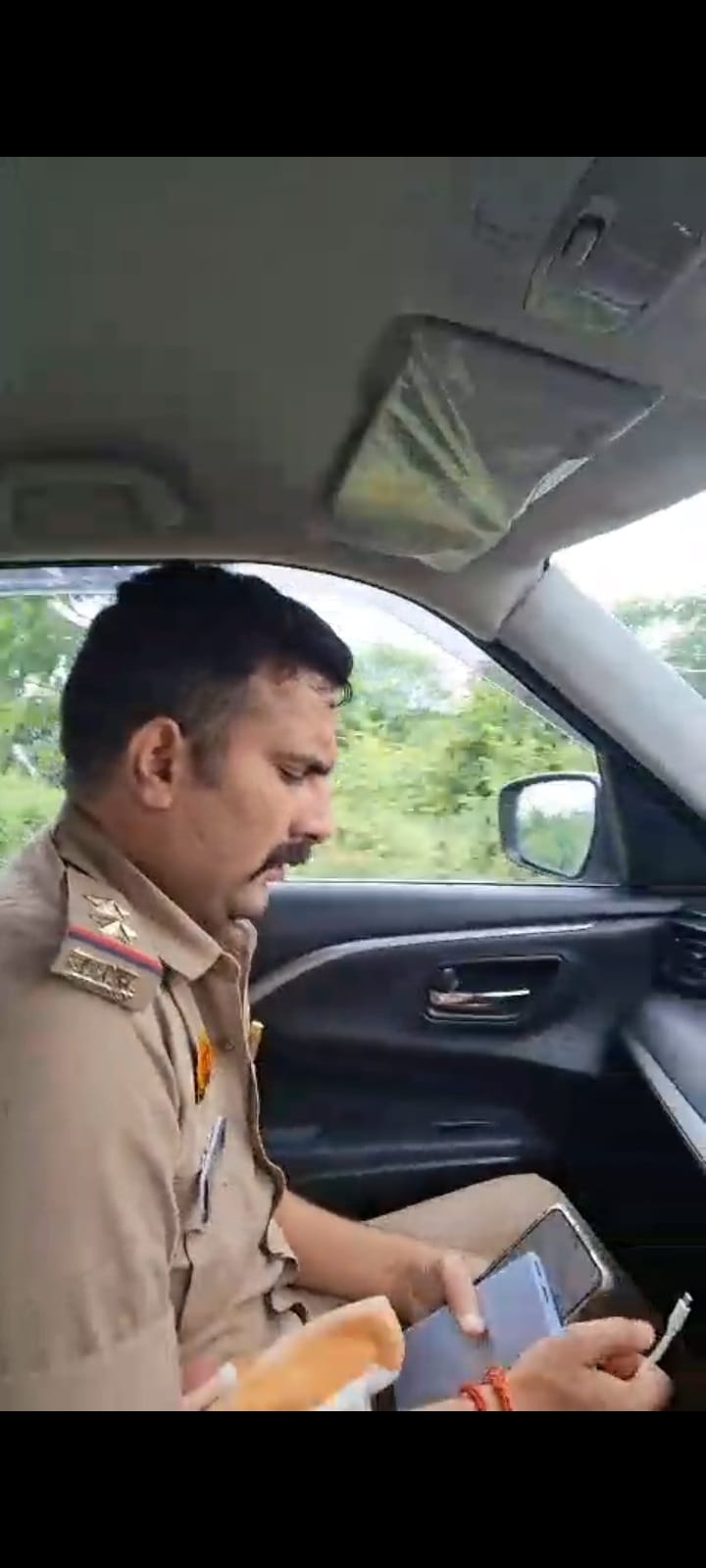 वायरल वीडियो की फुटेज और क्षत्रिग्रस्त कार। वायरल वीडियो की फुटेज और क्षत्रिग्रस्त कार।