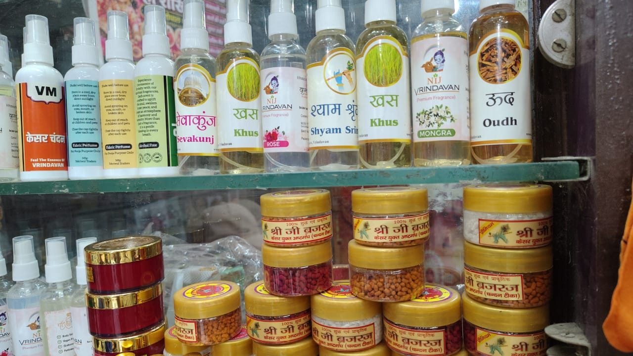 11-रेलवे रोड स्थित दुकान में लड्डू गोपाल के वस्र व शृंगार का सामान खरीदतीं महिलाएं। संवाद 11-रेलवे रोड स्थित दुकान में लड्डू गोपाल के वस्र व शृंगार का सामान खरीदतीं महिलाएं। संवाद