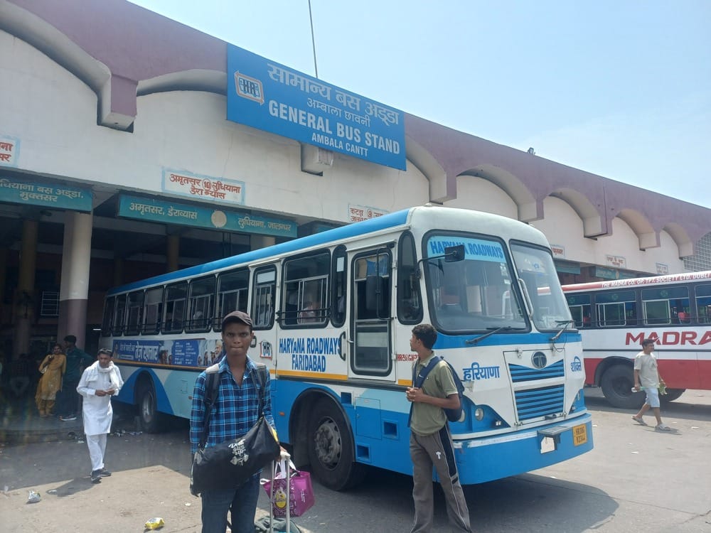 अंबाला छावनी बस अड्डा परिसर में खड़ी हरियाणा रोडवेज की वातानुकूलित बस जिसमें नहीं है कैमरा। संव