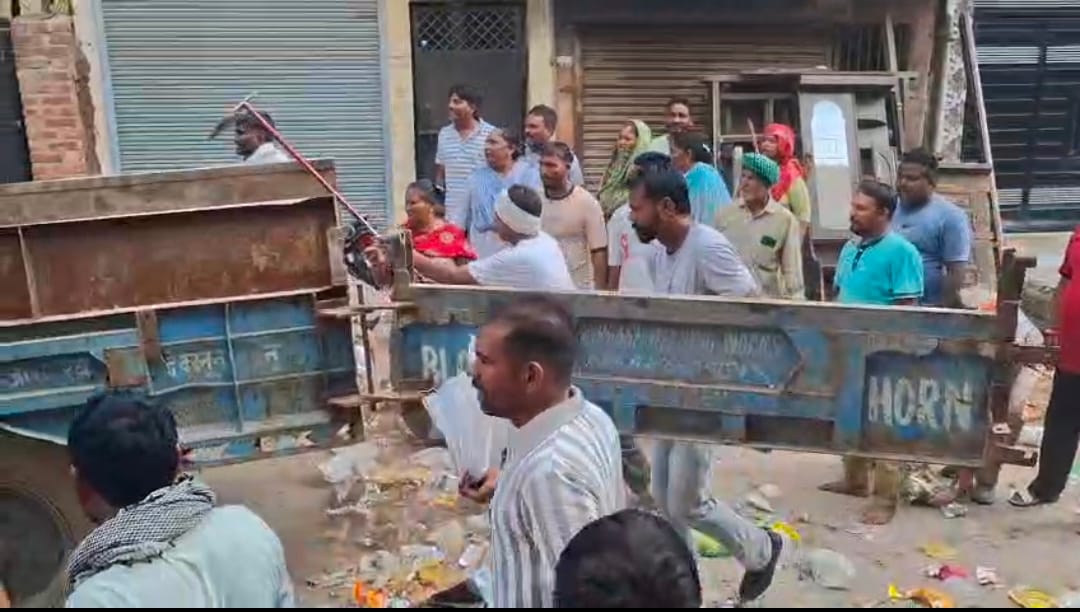 अंबाला सिटी की घासमंडी में कचरा उठाने के दौरान की स्थिती। संवाद अंबाला सिटी की घासमंडी में कचरा उठाने के दौरान की स्थिती। संवाद