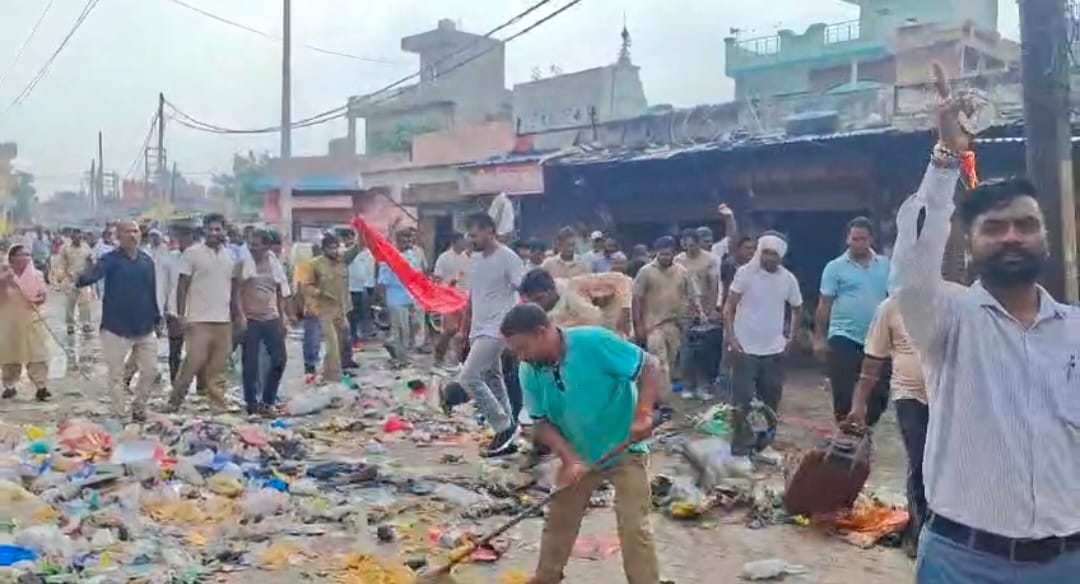 अंबाला सिटी की घासमंडी में कचरा उठाने के दौरान की स्थिती। संवाद अंबाला सिटी की घासमंडी में कचरा उठाने के दौरान की स्थिती। संवाद