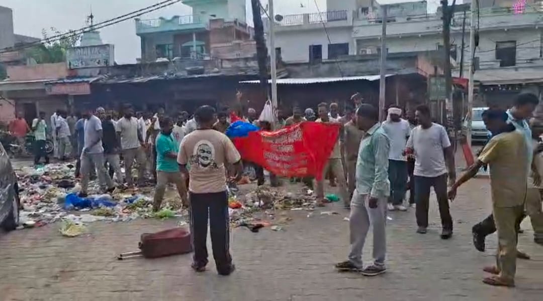 अंबाला सिटी की घासमंडी में कचरा उठाने के दौरान की स्थिती। संवाद अंबाला सिटी की घासमंडी में कचरा उठाने के दौरान की स्थिती। संवाद