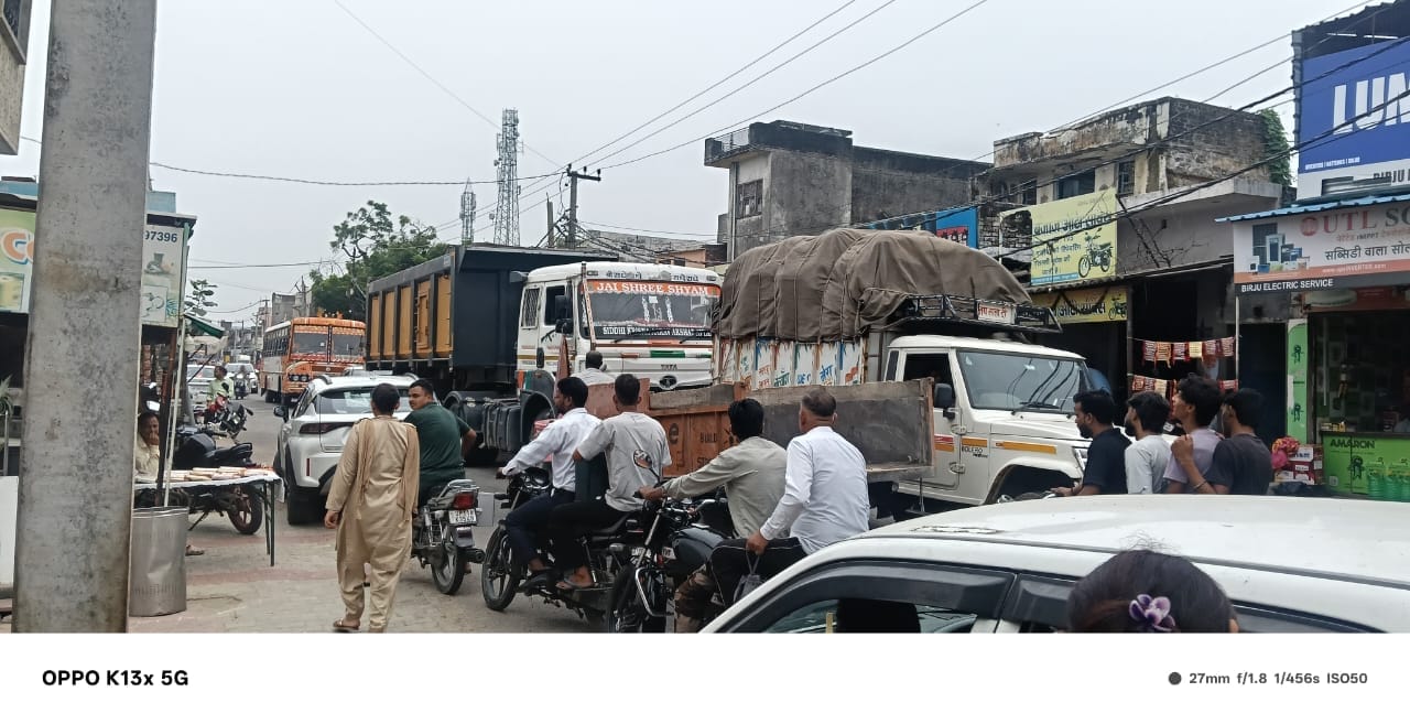 बहसूमा। कस्बे के मुख्य मार्ग लगा जाम की फोटो