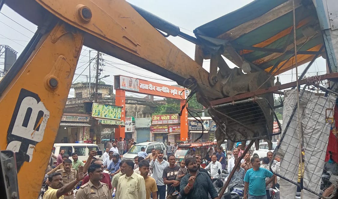 बिजनौर में बुल्ला के चौराहे के पास अतिक्रमण हटाती जेसीबी। स्रोत नगरपालिका बिजनौर में बुल्ला के चौराहे के पास अतिक्रमण हटाती जेसीबी। स्रोत नगरपालिका