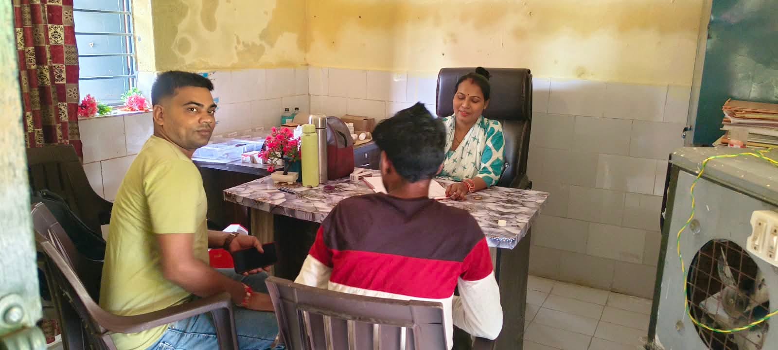 बरौनाकलां आरोग्य मंदिर में मरीज को परामर्श देते सीएचओ अजेंद्र कुमार। संवाद बरौनाकलां आरोग्य मंदिर में मरीज को परामर्श देते सीएचओ अजेंद्र कुमार। संवाद