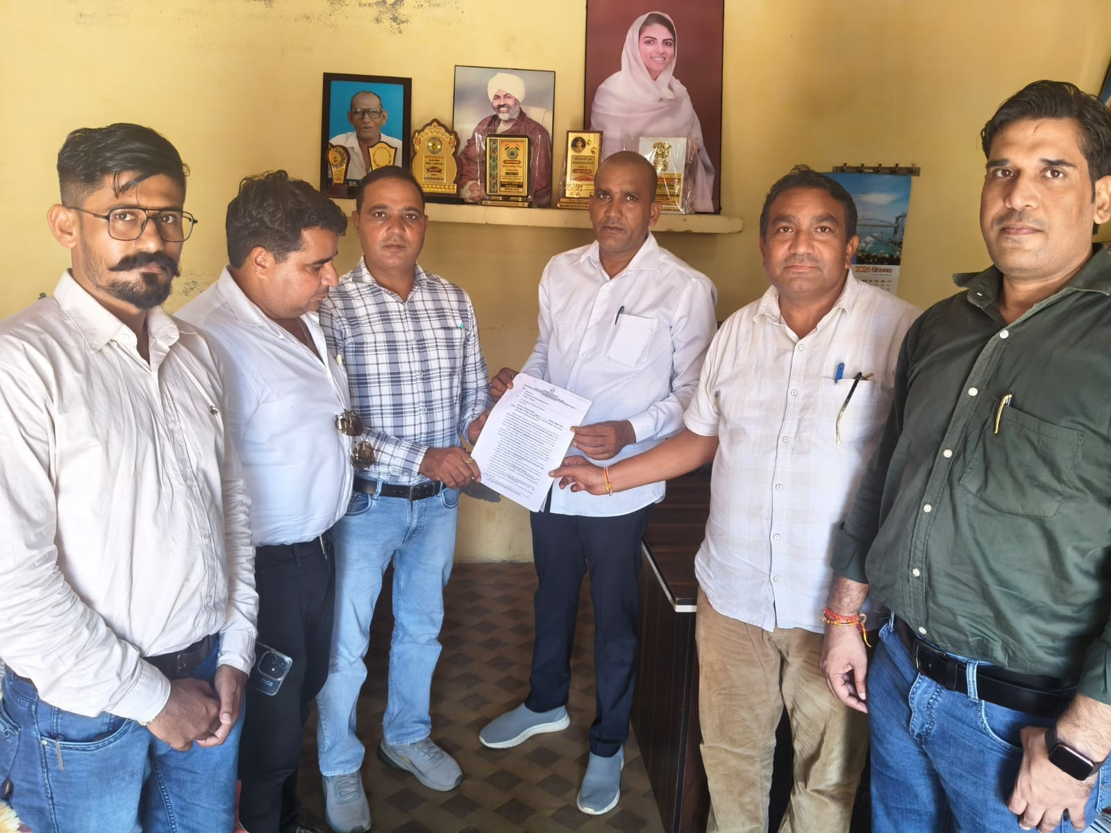 बैठक के दौरान टीबी मरीजों को गोद लेते सरपंच व स्वास्थ्य विभाग के कर्मचारी। विज्ञप्ति