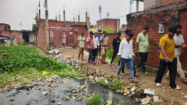  बुद्धेश्वर वादरखेड़ा में समस्याओं के विरोध में प्रदर्शन करते लोग।