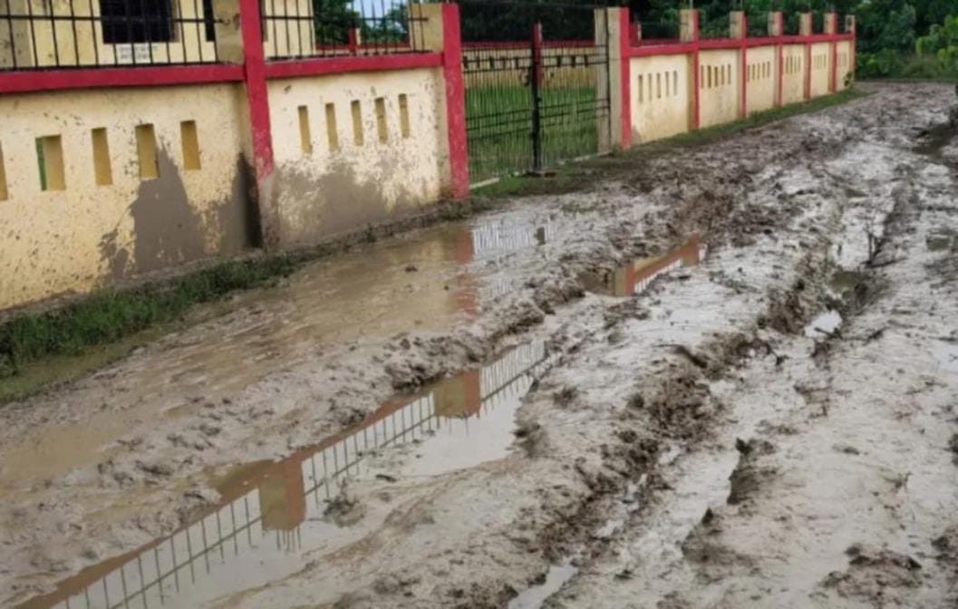 डोमाई गांव में टूटी सड़क व भरा कीचड़, अमरहवा गांव में जलभराव के बीच से निकलते ग्रामीण,अमरहवा गा डोमाई गांव में टूटी सड़क व भरा कीचड़, अमरहवा गांव में जलभराव के बीच से निकलते ग्रामीण,अमरहवा गा