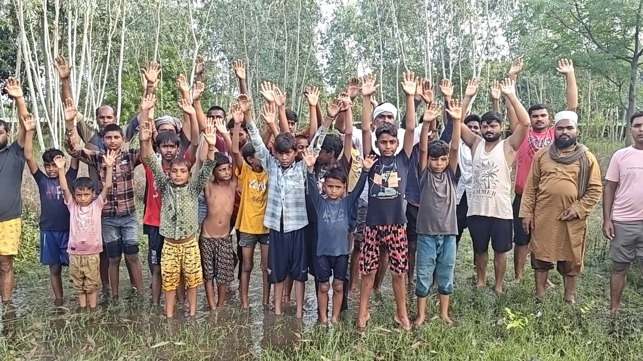 डोमाई गांव में टूटी सड़क व भरा कीचड़, अमरहवा गांव में जलभराव के बीच से निकलते ग्रामीण,अमरहवा गा डोमाई गांव में टूटी सड़क व भरा कीचड़, अमरहवा गांव में जलभराव के बीच से निकलते ग्रामीण,अमरहवा गा