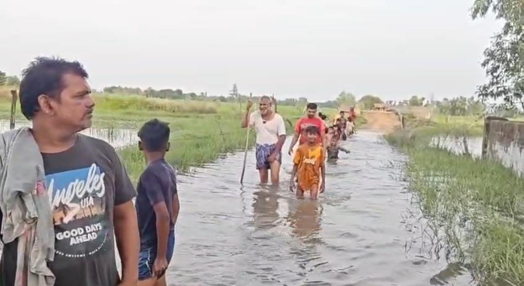 डोमाई गांव में टूटी सड़क व भरा कीचड़, अमरहवा गांव में जलभराव के बीच से निकलते ग्रामीण,अमरहवा गा डोमाई गांव में टूटी सड़क व भरा कीचड़, अमरहवा गांव में जलभराव के बीच से निकलते ग्रामीण,अमरहवा गा