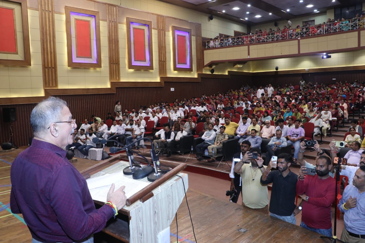 एक से श्रेष्ठ पहल कार्यक्रम में बच्चों को बैग वितरित करते राज्यपाल। स्रोत: डीपीआरओ एक से श्रेष्ठ पहल कार्यक्रम में बच्चों को बैग वितरित करते राज्यपाल। स्रोत: डीपीआरओ