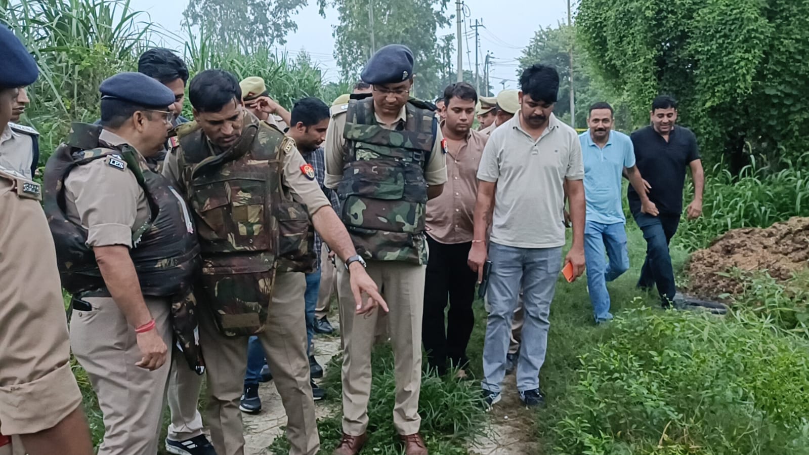 एनकाउंटर के बाद घटना स्थल पर लोगों की भीड़ , सवाद एनकाउंटर के बाद घटना स्थल पर लोगों की भीड़ , सवाद