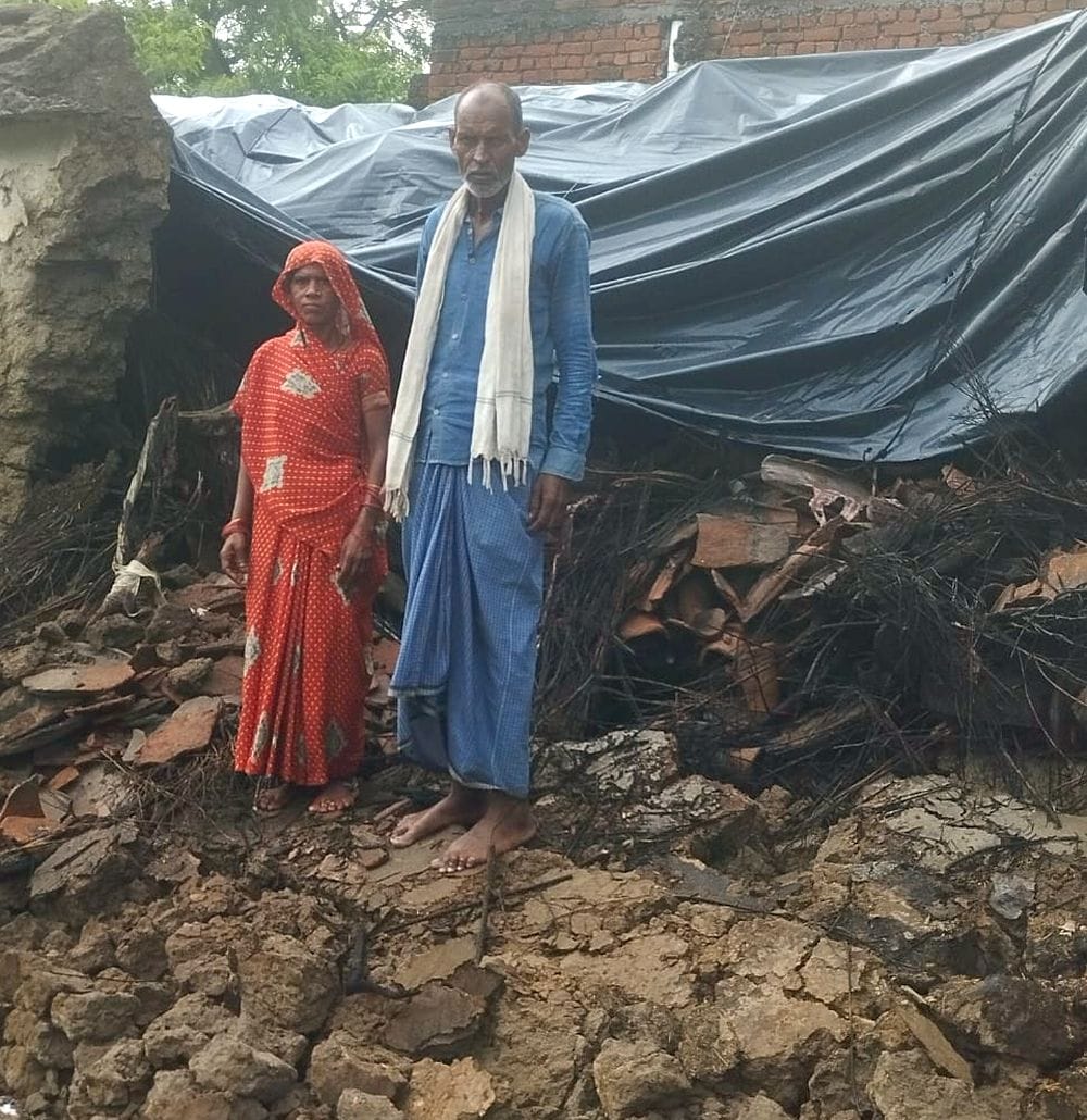 फोटो 01 एमएएचपी 22 परिचय-बारिश में कच्चा मकान गिरने की जानकारी देती रुक्मिन प्रजापति । संवाद फोटो 01 एमएएचपी 22 परिचय-बारिश में कच्चा मकान गिरने की जानकारी देती रुक्मिन प्रजापति । संवाद