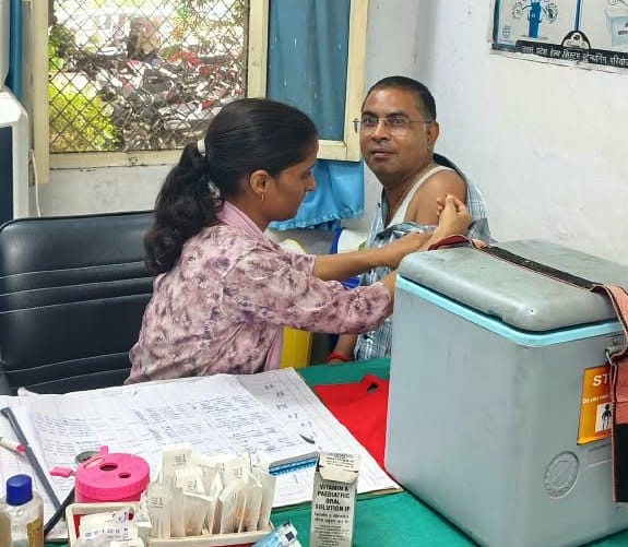 फोटो 01 कासगंज जिला अस्पताल में स्वाइन फ्लू की वैक्सीन लगवाती महिला।स्रोत: संवाद