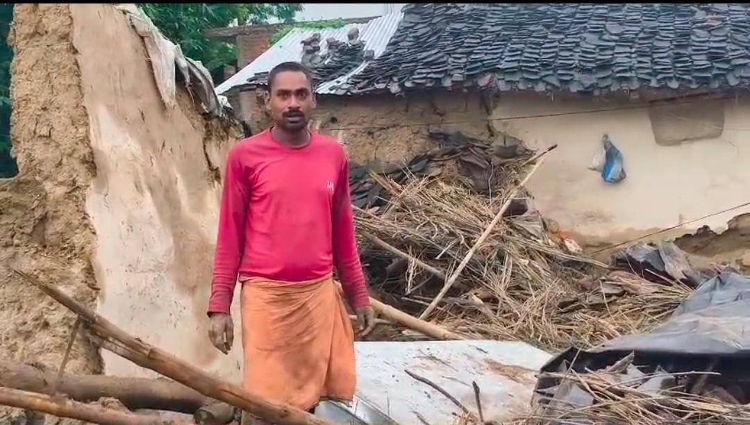 फोटो 01 सीकेटीपी 12 चौरा गांव की असनी खेंगर गिरा घर। ग्रामीण फोटो 01 सीकेटीपी 12 चौरा गांव की असनी खेंगर गिरा घर। ग्रामीण